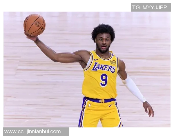 前NBA球员质疑布朗何时能获得认可50分双料MVP带领残阵绿军排第三